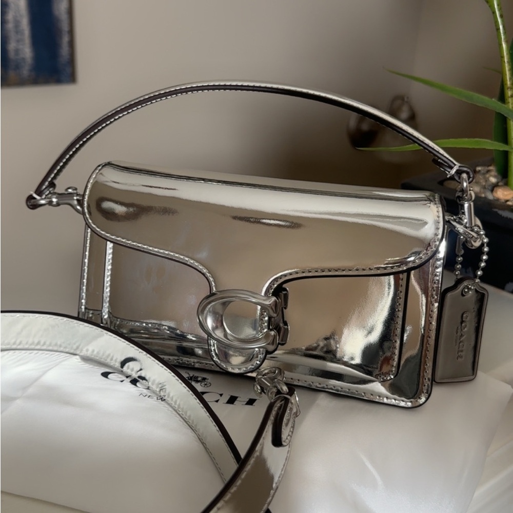 Coach Tabby 20 shoulder bag in mirror metallic silver leather - Authentic